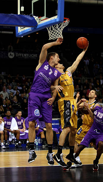 兹在防守端 兹在防守端